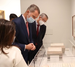 Don Felipe durante el recorrido de la exposición