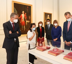 Don Felipe durante el recorrido de la exposición