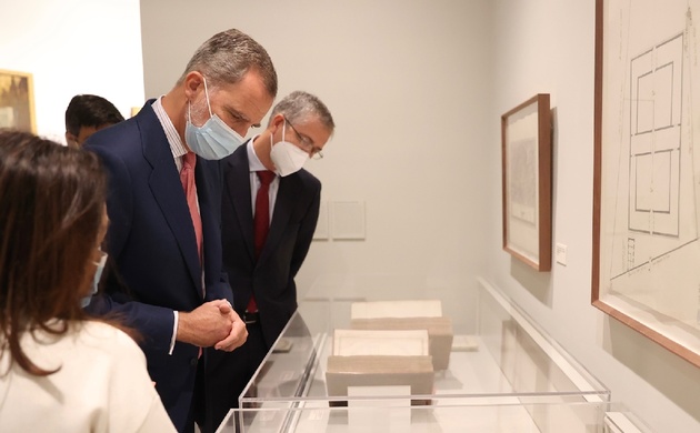 Don Felipe durante el recorrido de la exposición
