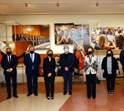 Su Majestad la Reina Doña Sofía junto a las autoridades y personalidades que la recibieron a su llegada