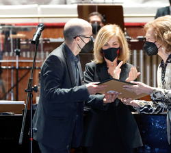Su Majestad la Reina Doña Sofía hace entrega del diploma al compositor Octavi Rumbau Masgrau