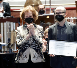 Su Majestad la Reina Doña Sofía hace entrega del diploma del Premio Reina Sofía de Composición Musical al compositor Octavi Rumbau Masgrau