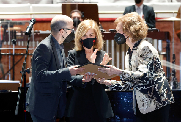Su Majestad la Reina Doña Sofía hace entrega del diploma al compositor Octavi Rumbau Masgrau