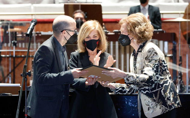 Su Majestad la Reina Doña Sofía hace entrega del diploma al compositor Octavi Rumbau Masgrau