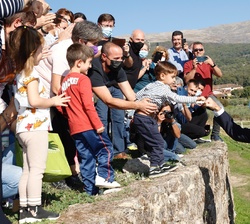 Su Majestad el Rey recibe el saludo de un niño a su llegada a Cuacos de Yuste