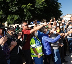Don Felipe conversa con los vecinos de Cuacos de Yuste a su llegada al municipio