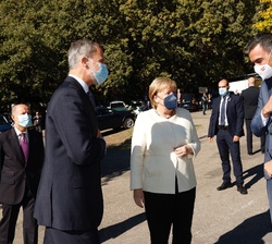 El Rey recibe el saludo del presidente del Gobierno, Pedro Sánchez, a su llegada al Monasterio de Yuste
