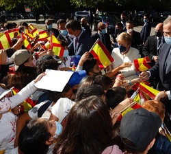 Don Felipe, la Canciller de la República Federal de Alemania, Ángel Merkel, y el presidente del Gobierno, Pedro Sánchez, reciben el saludo de los veci