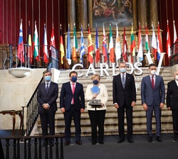 Don Felipe acompañado de las autoridades asistentes al acto