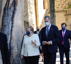 Su Majestad el Rey conversa con la Canciller de la República Federal de Alemania a la salida del Monasterio de Yuste