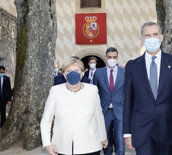 Su Majestad el Rey, la Canciller de la República Federal de Alemania, y el presidente del Gobierno, a su salida del Monasterio de Yuste