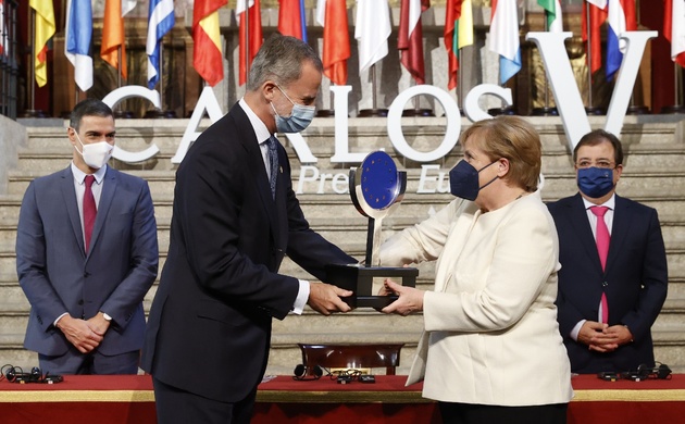 Su Majestad el Rey hace entrega a la Canciller de la República Federal de Alemania, Ángela Merkel, del “Premio Europeo Carlos V”