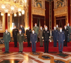 Su Majestad el Rey junto a un grupo de Coroneles y Capitanes de Navío