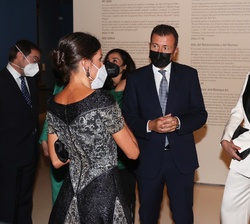 Doña Letizia conversa con profesionales de Atresmedia