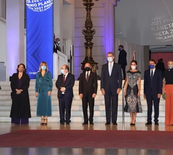 Sus Majestades los Reyes acompañados de las autoridades presentes en el Museo Nacional d’Art de Catalunya