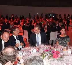 Sus Majestades los Reyes en la mesa presidencial
