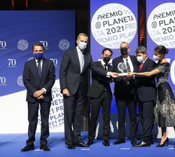 Sus Majestades los Reyes junto a los ganadores del Premio Planeta en su 70 aniversario "Carmen Mola" (Agustín Martínez, Jorge Díaz y Antonio