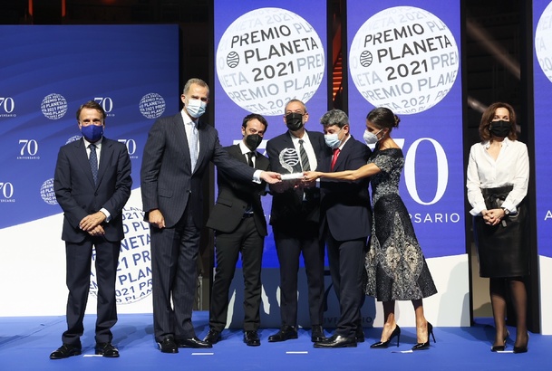 Sus Majestades los Reyes junto a los ganadores del Premio Planeta en su 70 aniversario "Carmen Mola" (Agustín Martínez, Jorge Díaz y Antonio