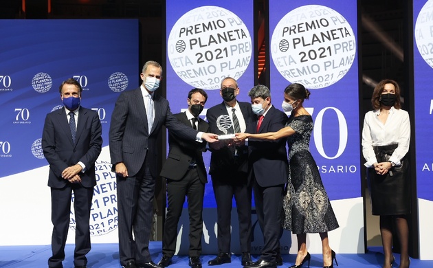 Sus Majestades los Reyes junto a los ganadores del Premio Planeta en su 70 aniversario "Carmen Mola" (Agustín Martínez, Jorge Díaz y Antonio Mercero) 