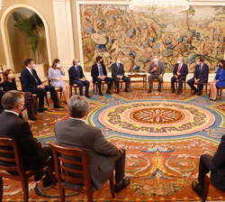 Su Majestad el Rey durante la audiencia a una representación de los participantes en la X edición del Congreso “International Qualilty Tourism F