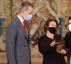 Sus Majestades los Reyes tras la entrega del "Premio Ñ 2021" a Bárbara Fuchs, profesora de español e inglés de la Universidad de California