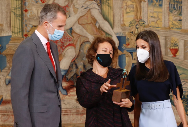 Sus Majestades los Reyes tras la entrega del "Premio Ñ 2021" a Bárbara Fuchs, profesora de español e inglés de la Universidad de California