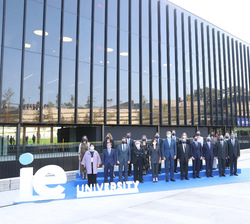 Fotografía de grupo de Su Majestad el Rey junto a las autoridades que lo han recibido