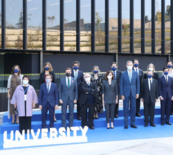 Don Felipe junto a las autoridades que le han recibido a su llegada