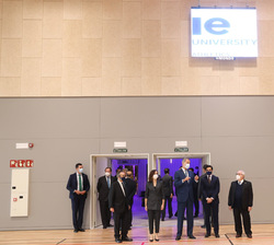 Don Felipe conversa con las autoridades durante su visita al polideportivo de la IE University