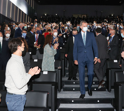 Su Majestad el Rey a su entrada al salón de actos
