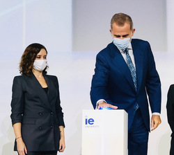 Don Felipe pulsa el botón que activa la proyección digital que despliega la placa conmemorativa de la inauguración de IE University