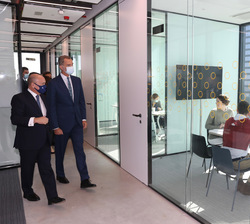 Don Felipe visita las instalaciones de la sede del nuevo Campus de IE University