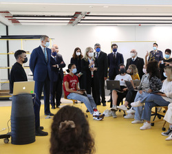 Su Majestad el Rey conversa con los alumnos que se encuentran recibiendo clase