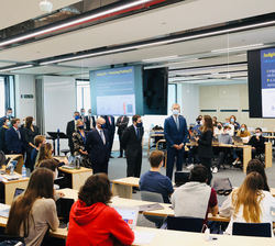 Su Majestad el Rey visita el aula 360º en el que se está impartiendo la clase de Building Powerful Relationships