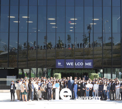 Su Majestad el Rey junto a un grupo de alumnos