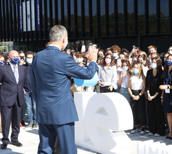 Don Felipe se despide de los alumnos que se han realizado una fotografía de grupo junto a él