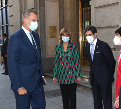 Su Majestad el Rey junto a las autoridades que le recibieron a su llegada