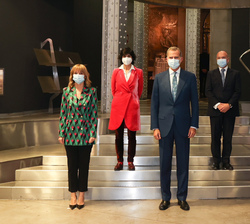Don Felipe junto a las autoridades que le recibieron a su llegada