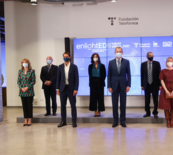 Fotografía de grupo de Su Majestad el Rey junto a las autoridades y ponentes 