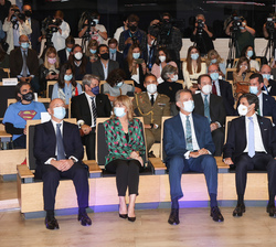 Don Felipe en primera fila de asiento del auditorio