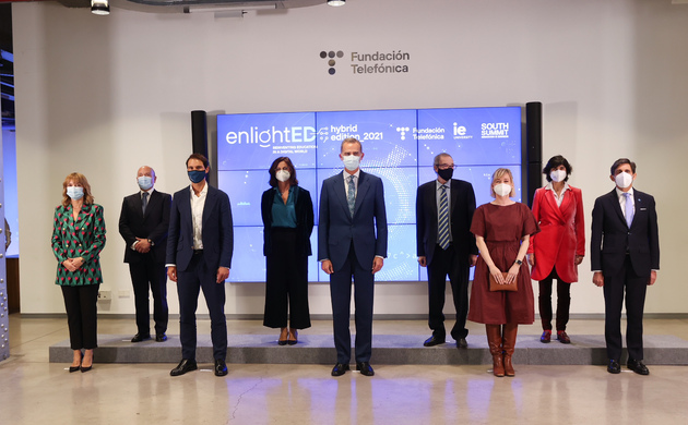 Fotografía de grupo de Su Majestad el Rey junto a las autoridades y ponentes 