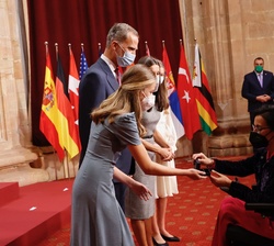 Su Alteza Real la Princesa de Asturias hace entrega de la insignia de la Fundación a Teresa Perales, Premio Princesa de Asturias de los Deportes