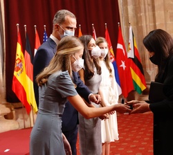 Su Alteza Real la Princesa de Asturias hace entrega de la insignia de la Fundación a Marina Abramovic, Premio Princesa de Asturias de las Artes