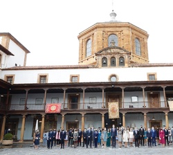 Sus Majestades los Reyes, acompañados por Sus Altezas Reales la Princesa de Asturias y la Infanta Doña Sofía, junto a los ganadores de los Premios Fin