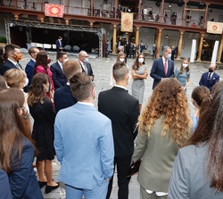Sus Majestades los Reyes, acompañados por Sus Altezas Reales la Princesa de Asturias y la Infanta Doña Sofía, conversan con los ganadores de los Premi