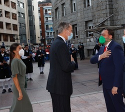 Su Majestad el Rey recibe el saludo del presidente del Principado de Asturias, Adrián Barbón, a su llegada al Auditorio Palacio de Congresos “Pr