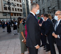 Don Felipe conversa con el presidente de la Fundación Princesa de Asturias, Luis Fernández-Vega, y con la directora de la Fundación Princesa de Asturi