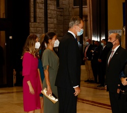 Sus Majestades los Reyes y Sus Altezas Reales la Princesa de Asturias y la Infanta Doña Sofía reciben el saludo de una representación de los patronos 