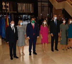 Sus Majestades los Reyes y Sus Altezas Reales la Princesa de Asturias y la Infanta Doña Sofía junto a las autoridades a la entrada del Auditorio Palac