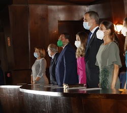 Los Reyes y sus hijas, la Princesa de Asturias y la Infanta Doña Sofía, durante la interpretación del Himno Nacional en el Auditorio Palacio de Congre